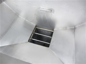 Zakkenstortkabinet met sluis voor pneumatisch transport