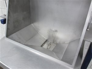 Zakkenstortkabinet met sluis voor pneumatisch transport