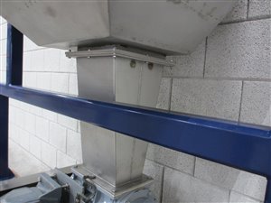 Zakkenstortkabinet met sluis voor pneumatisch transport