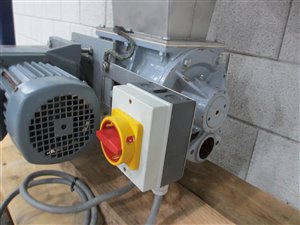 Zakkenstortkabinet met sluis voor pneumatisch transport