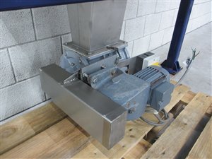 Zakkenstortkabinet met sluis voor pneumatisch transport